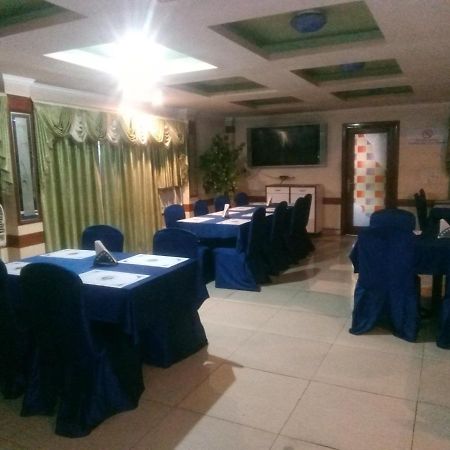 Hotel Monsoon Palace Ґувахаті Екстер'єр фото
